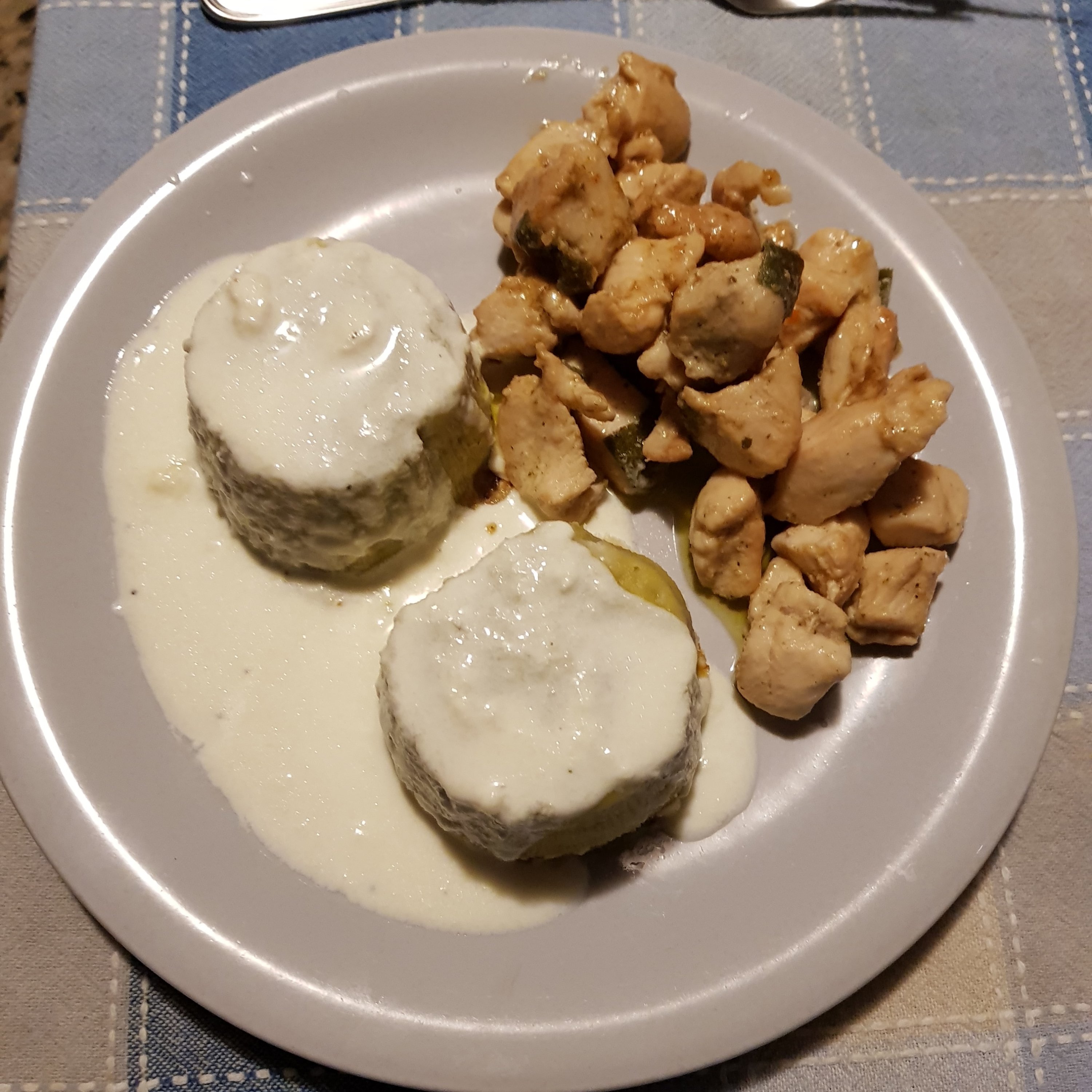 Tocchetti di pollo e salvia con flan di piselli porri e erbe aromatiche con crema di parmigiano