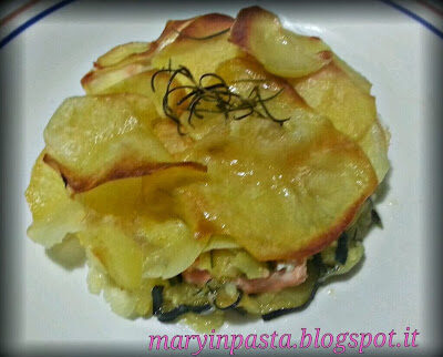 Tocchetti di salmone fresco in crosta di patate su letto di zucchine