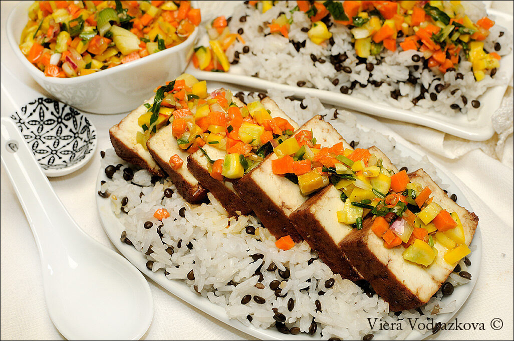 Tofu a fette con riso, lenticchie e intingolo alle verdure dell’orto