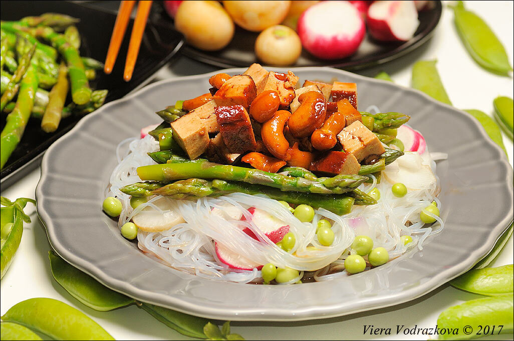 Tofu agrodolce e noodles primavera