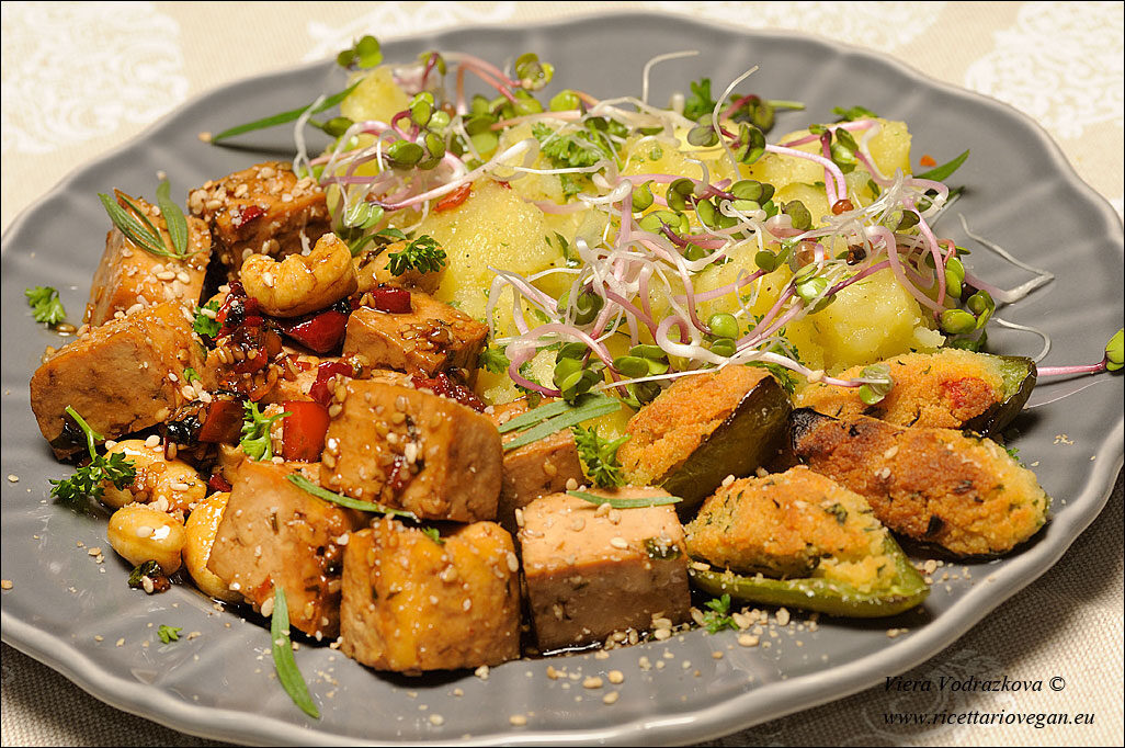 Tofu al peperoncino e anacardi con le patate e germogli