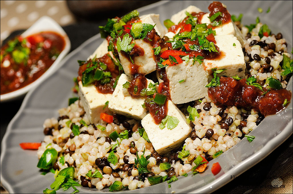Tofu con chutney indiano, lenticchie nere e grano saraceno