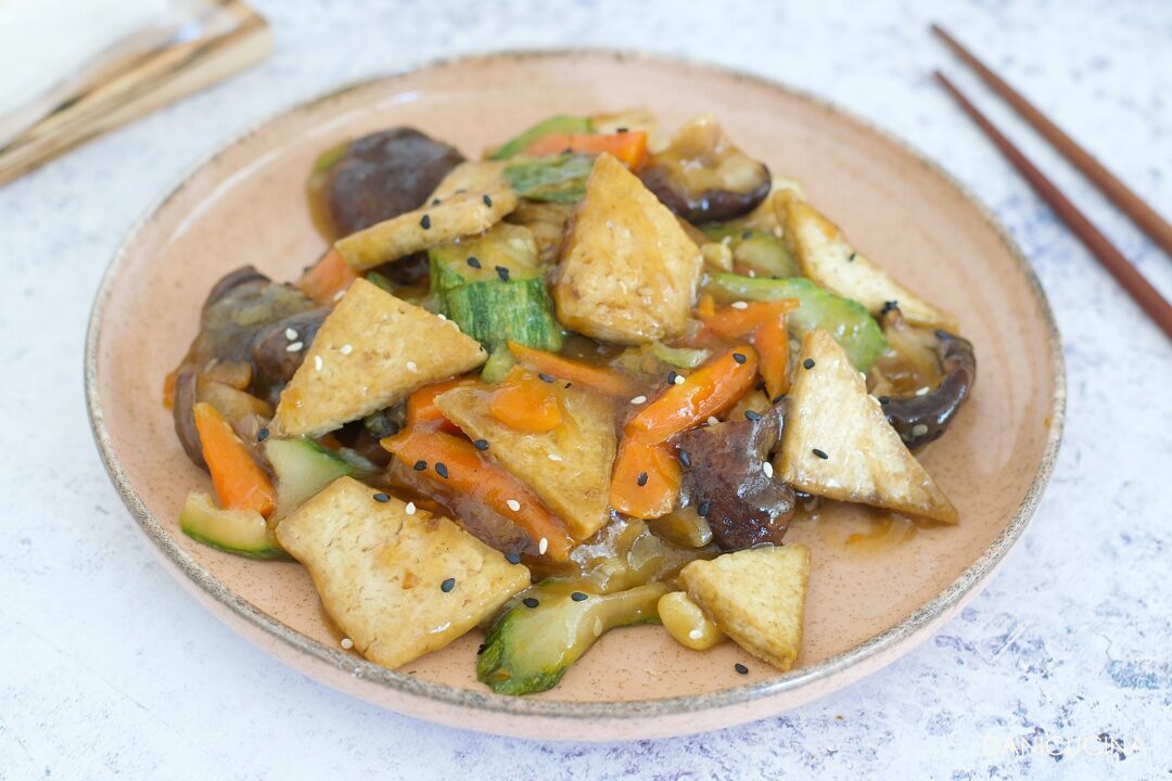 Tofu con funghi e verdure saltati