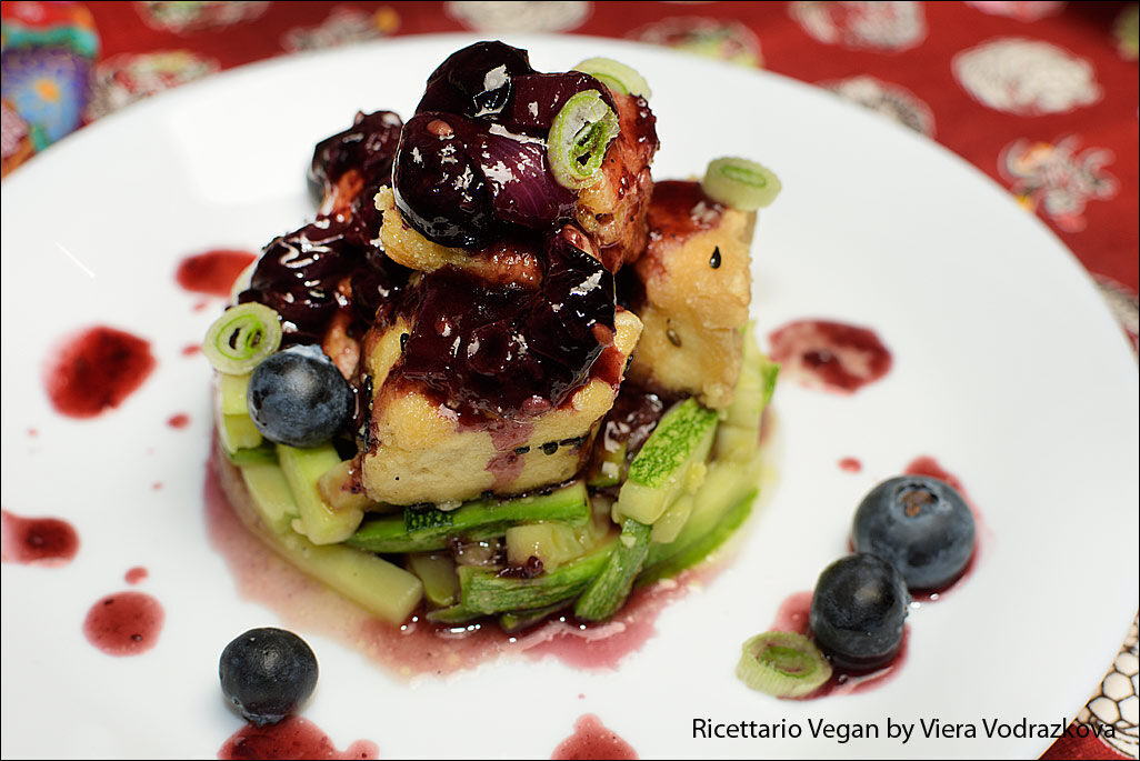 Tofu con la salsa di mirtilli e zucchine