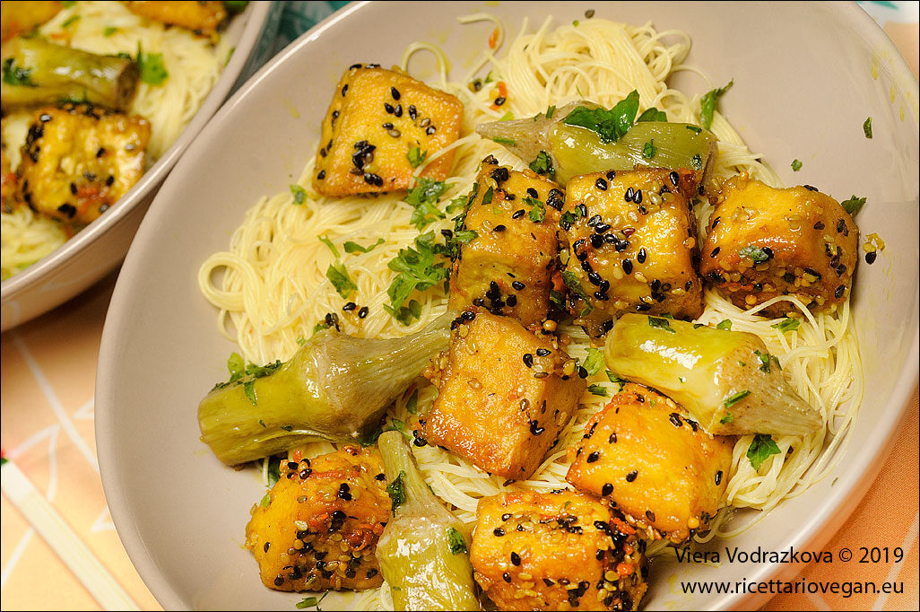 Tofu con zenzero e curcuma e vermicelli di riso