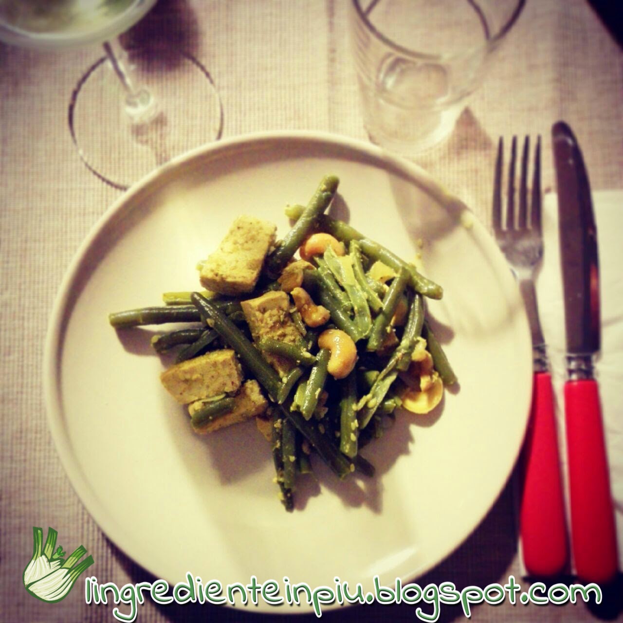 Tofu esotico con anacardi e fagiolini dell'orto