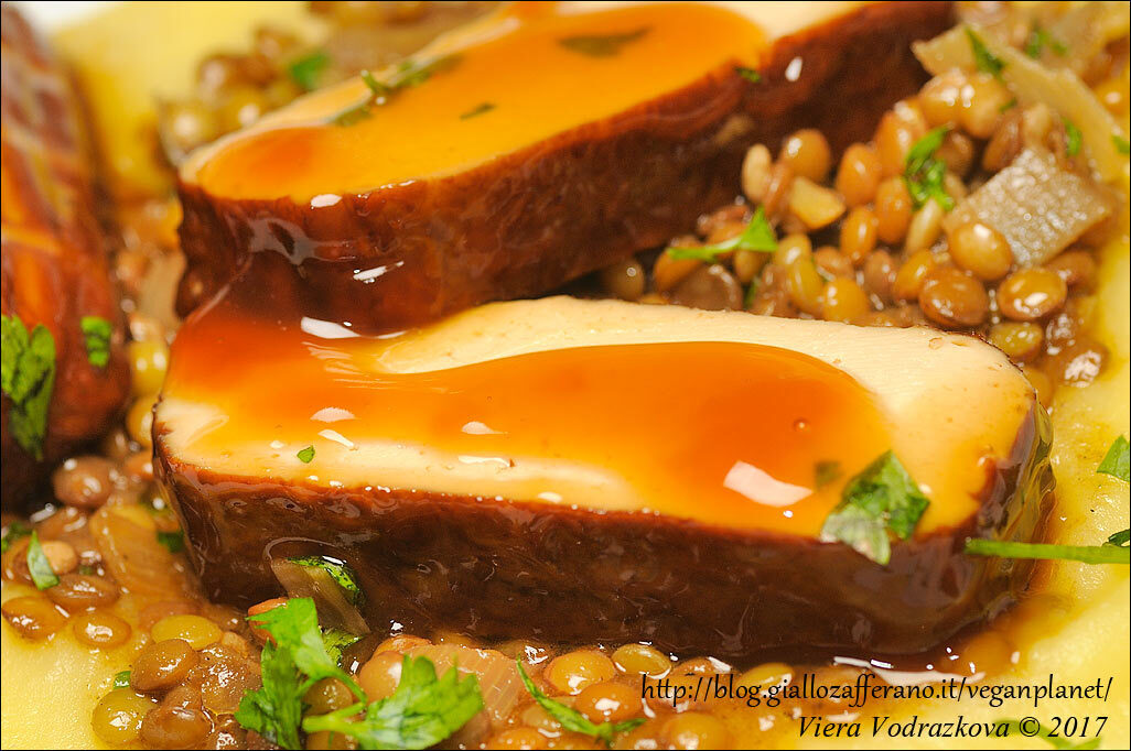 Tofu glassato con lenticchie