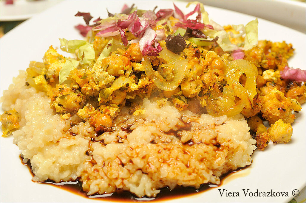 Tofu gratinato alle erbe con congee e ceci