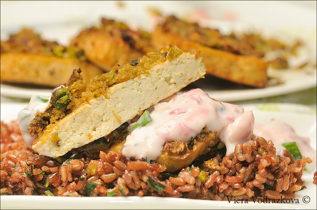 Tofu in crosta di pistacchi e tzatziki di ravanelli