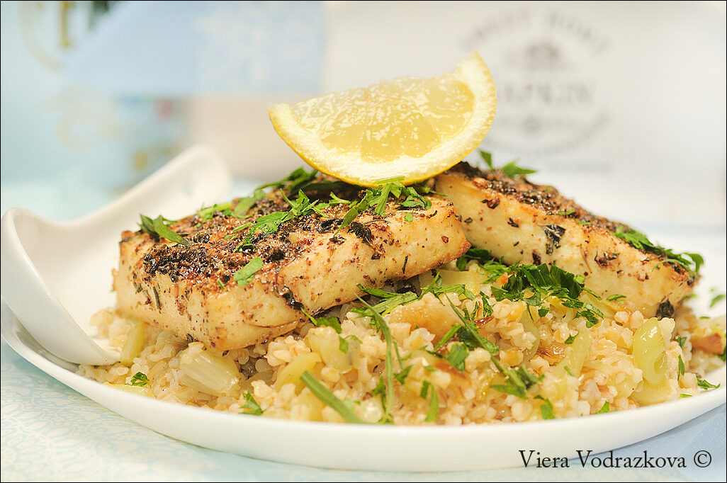 Tofu in crosta za’atar e bulgur con peperoni bianchi