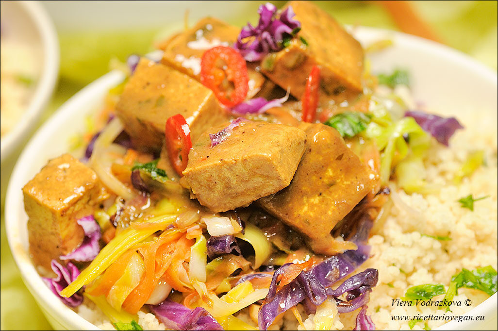 Tofu marinato al tamarindo, cous cous e verdure saltate