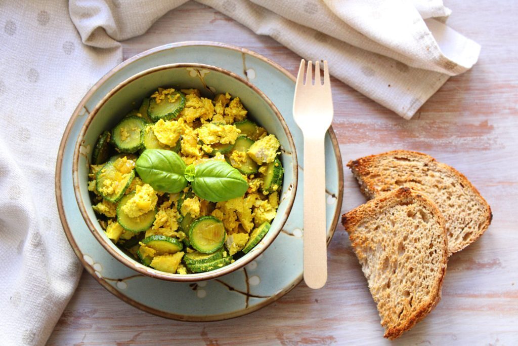 Tofu strapazzato con le zucchine