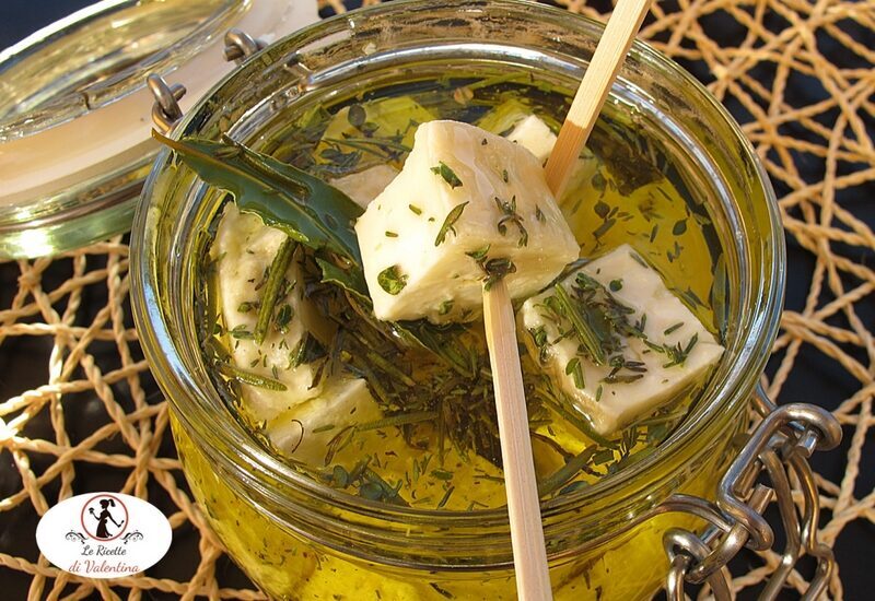 Toma del bot sott’olio, aromatizzata alle erbe