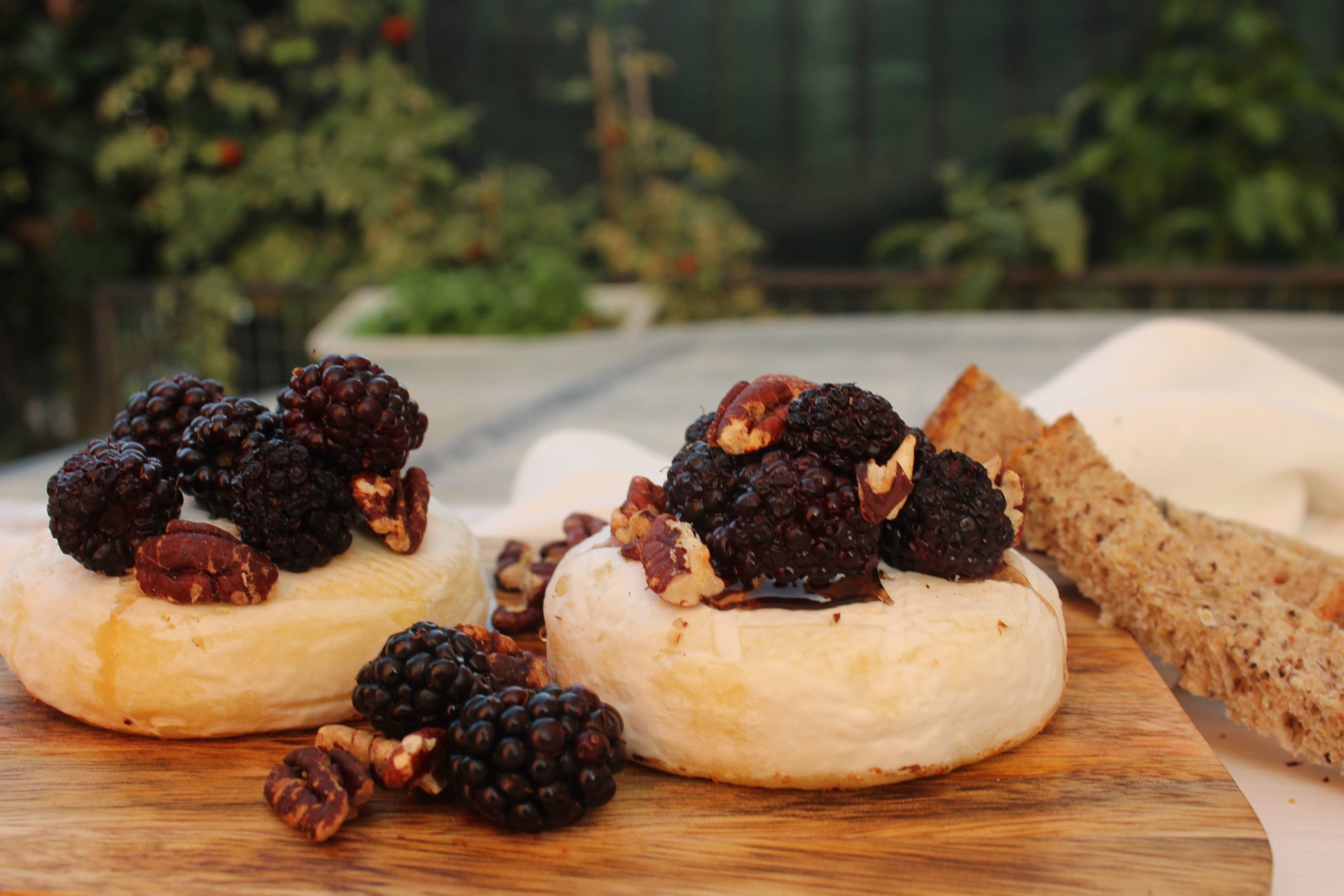 Tomini al forno con more e noci pecan