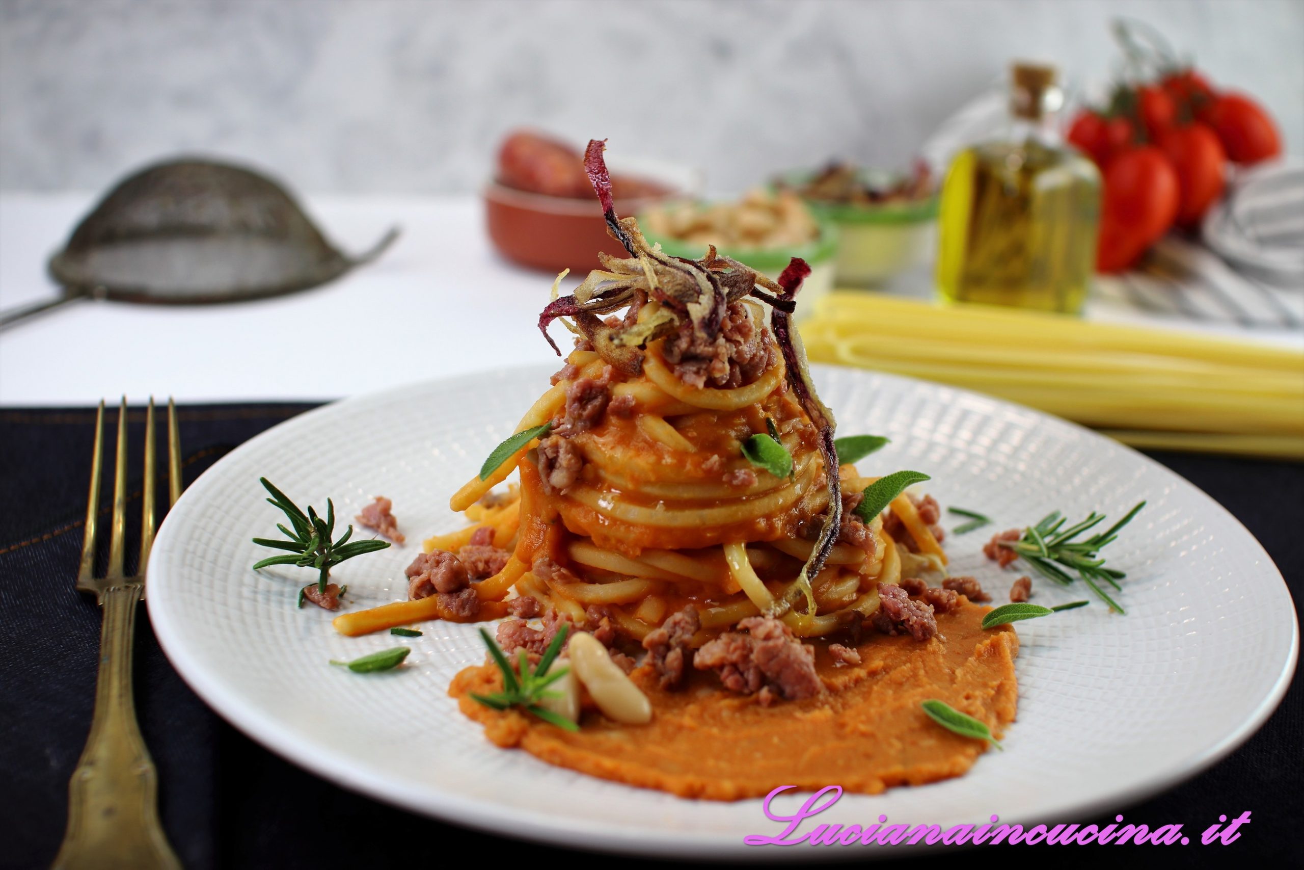 Tonnarelli con salsiccia, crema di fagioli e cipolla croccante