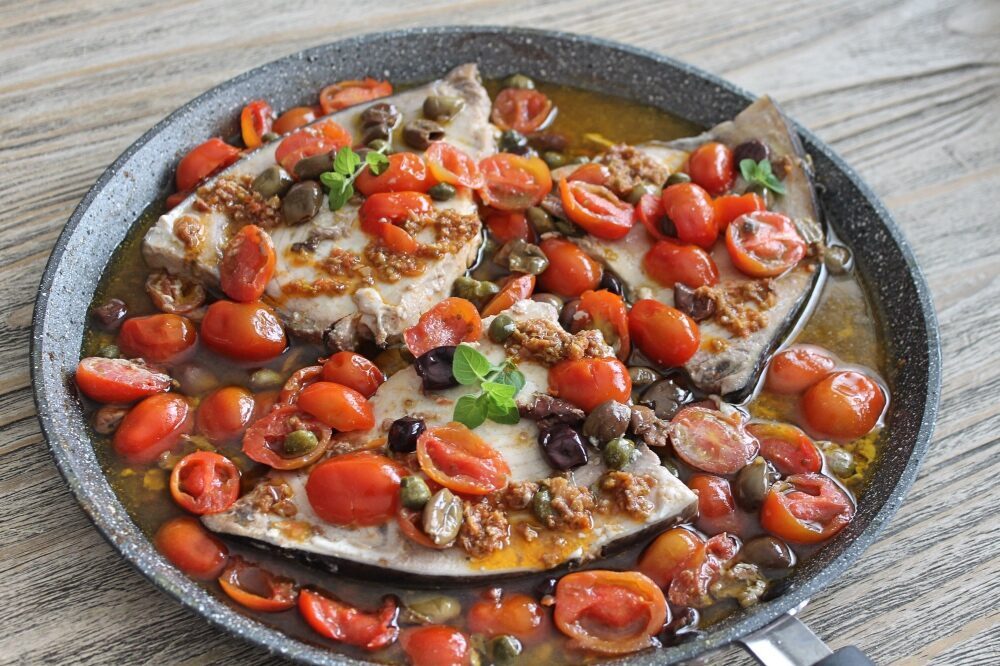 Tonno ai pomodorini, olive, alici, capperi e crema di pomodorini secchi