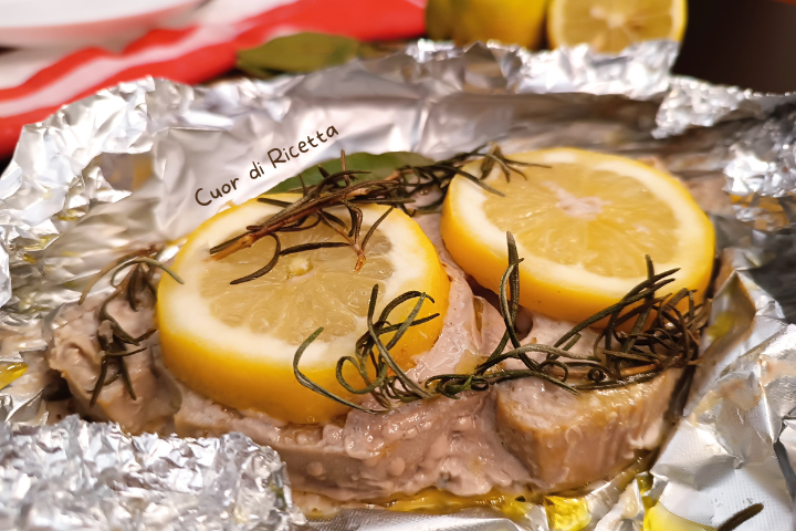 Tonno al cartoccio con limone e rosmarino