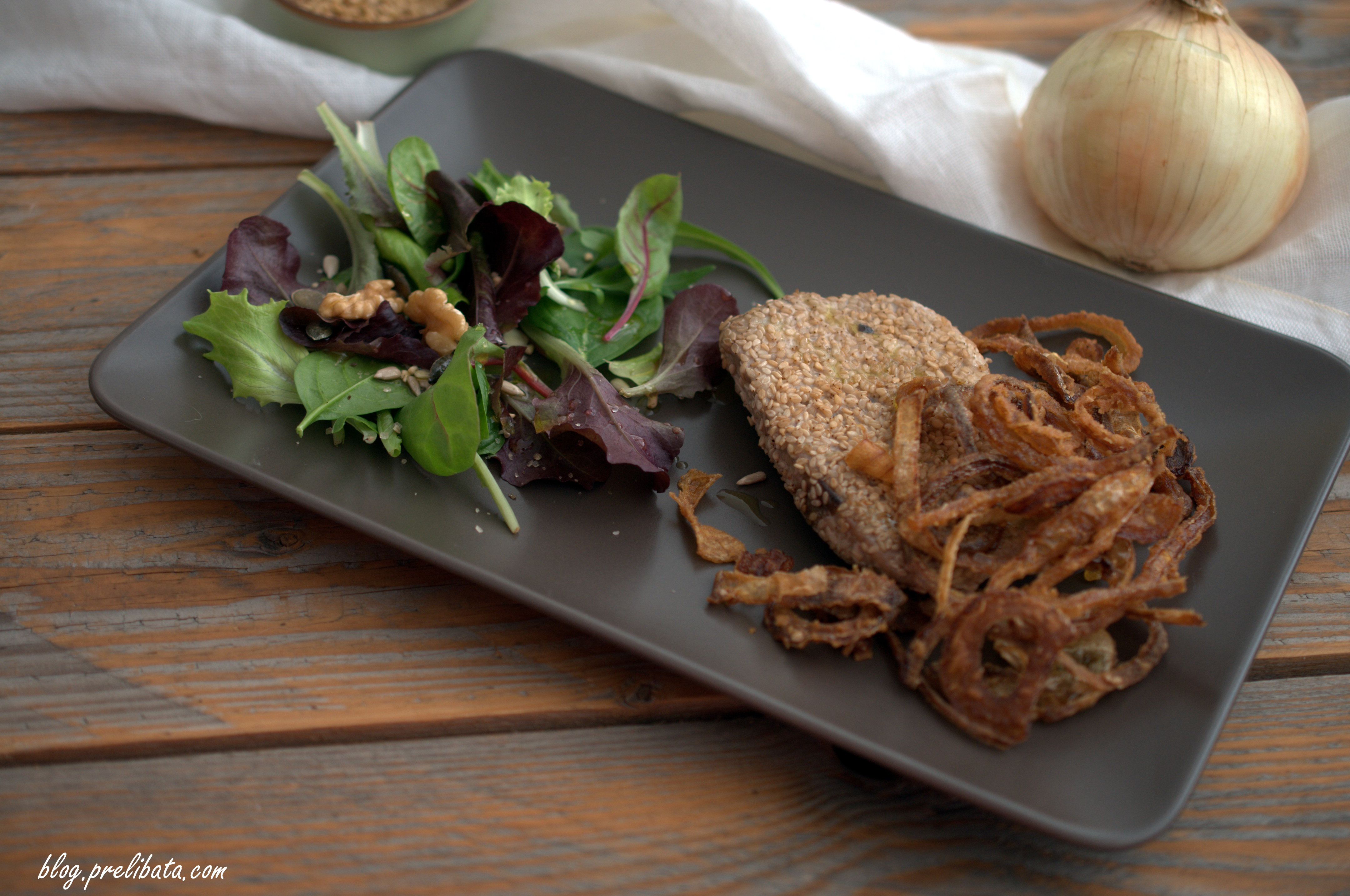 Tonno al sesamo con chips di cipolle al curry