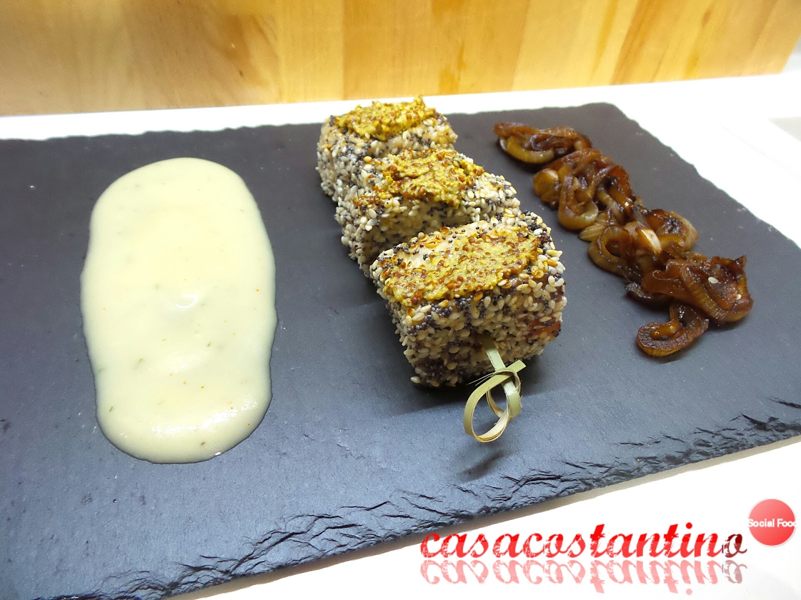 Tonno al sesamo con cipolla in agrodolce e salsa al melone bianco