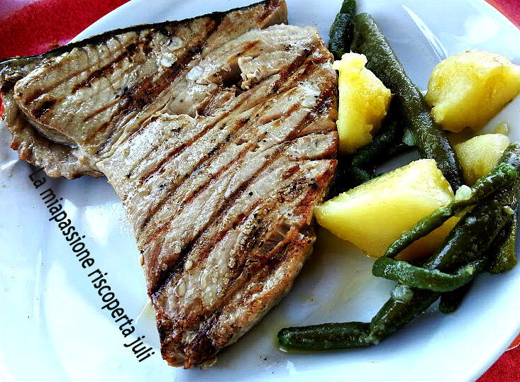 Tonno con contorno fagiolina, sale pepe olio limone prezzemolo