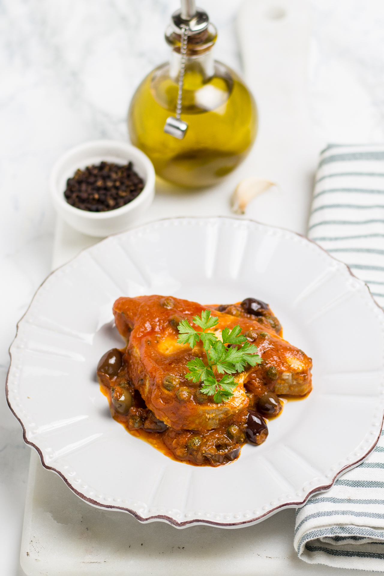 Tonno con sugo di pomodoro, olive e capperi