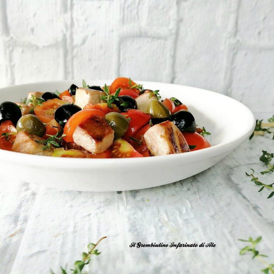 Tonno fresco in insalata con olive e pomodorini
