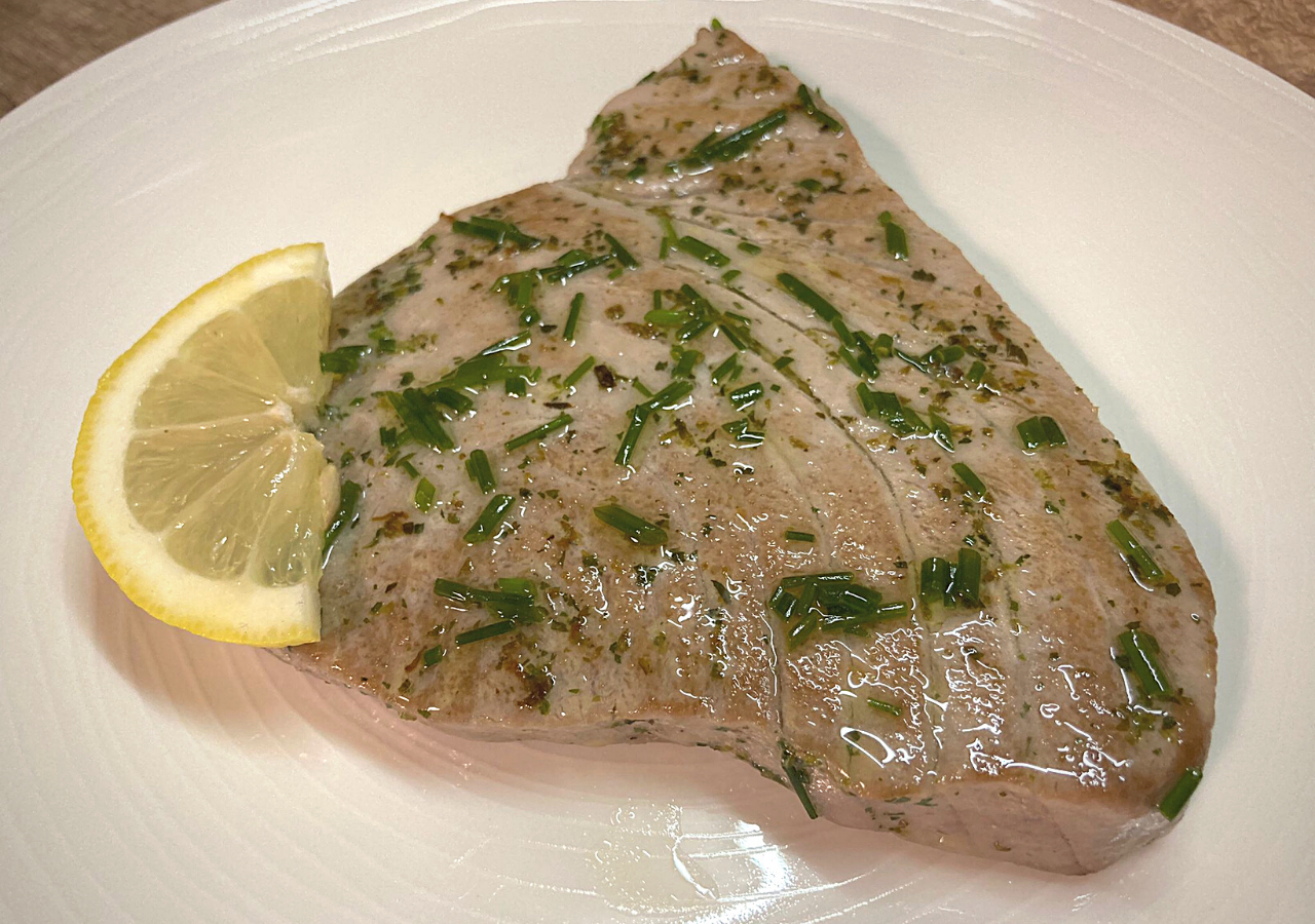 Tonno fresco in padella: pronto in 2 minuti (cottura 1 minuto per lato)
