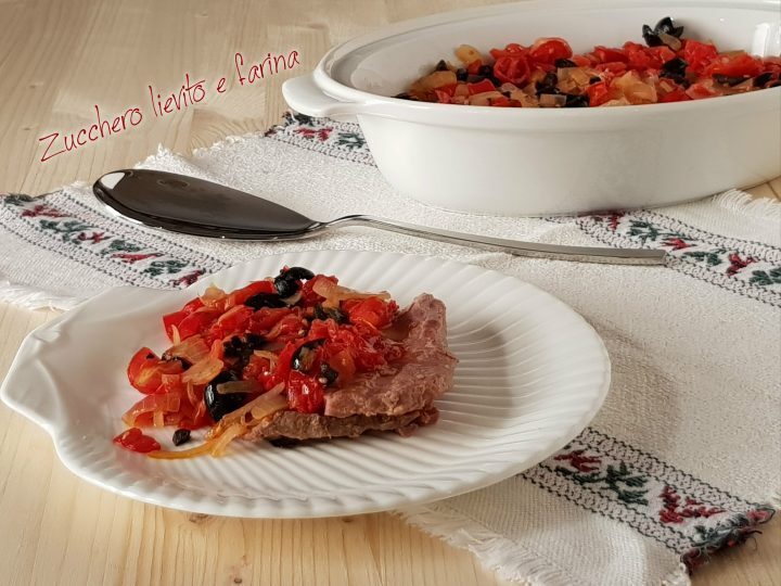 Tonno grigliato con cipolle pomodorini e olive