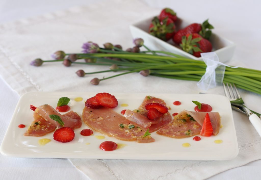 Tonno in carpaccio con composta di fragole