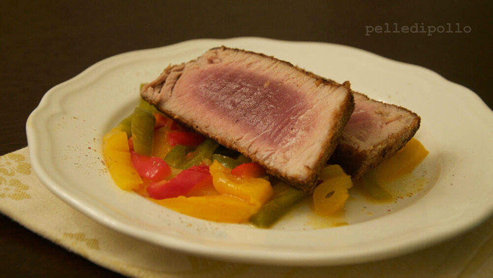 Tonno scottato con peperoni in agrodolce