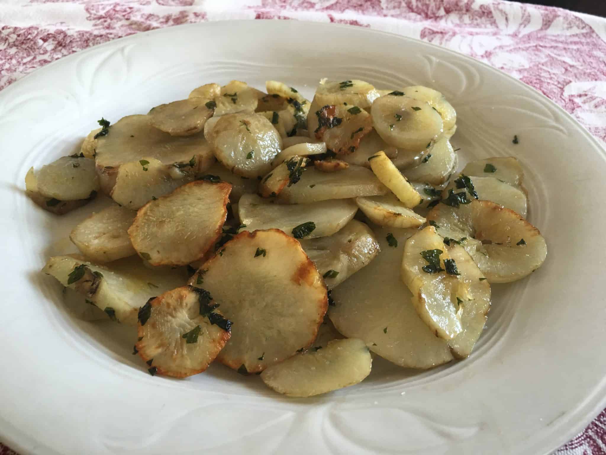 Topinambur trifolati in padella con aglio e prezzemolo