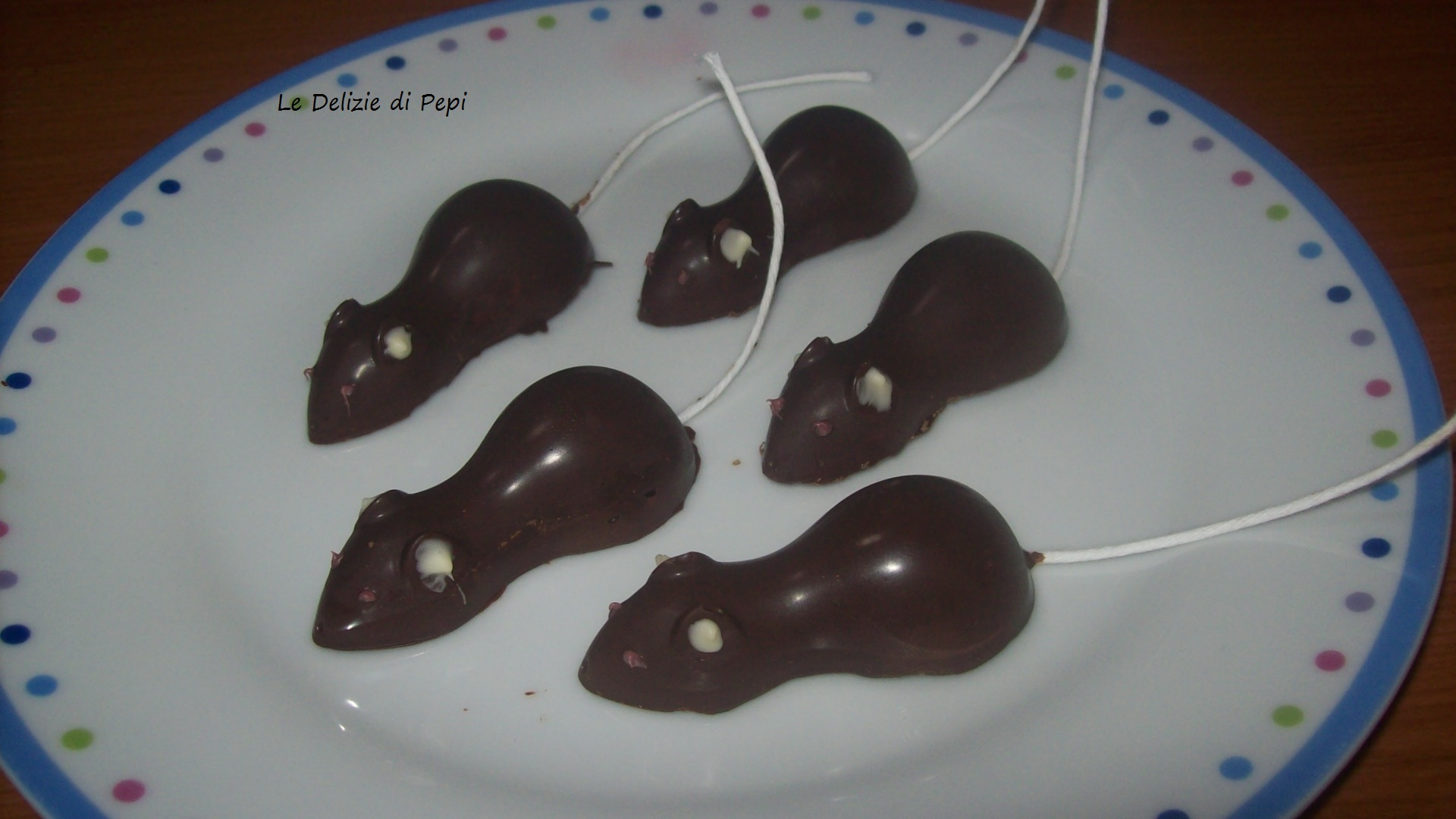 Topolini di cioccolato ripieni di latte condensato