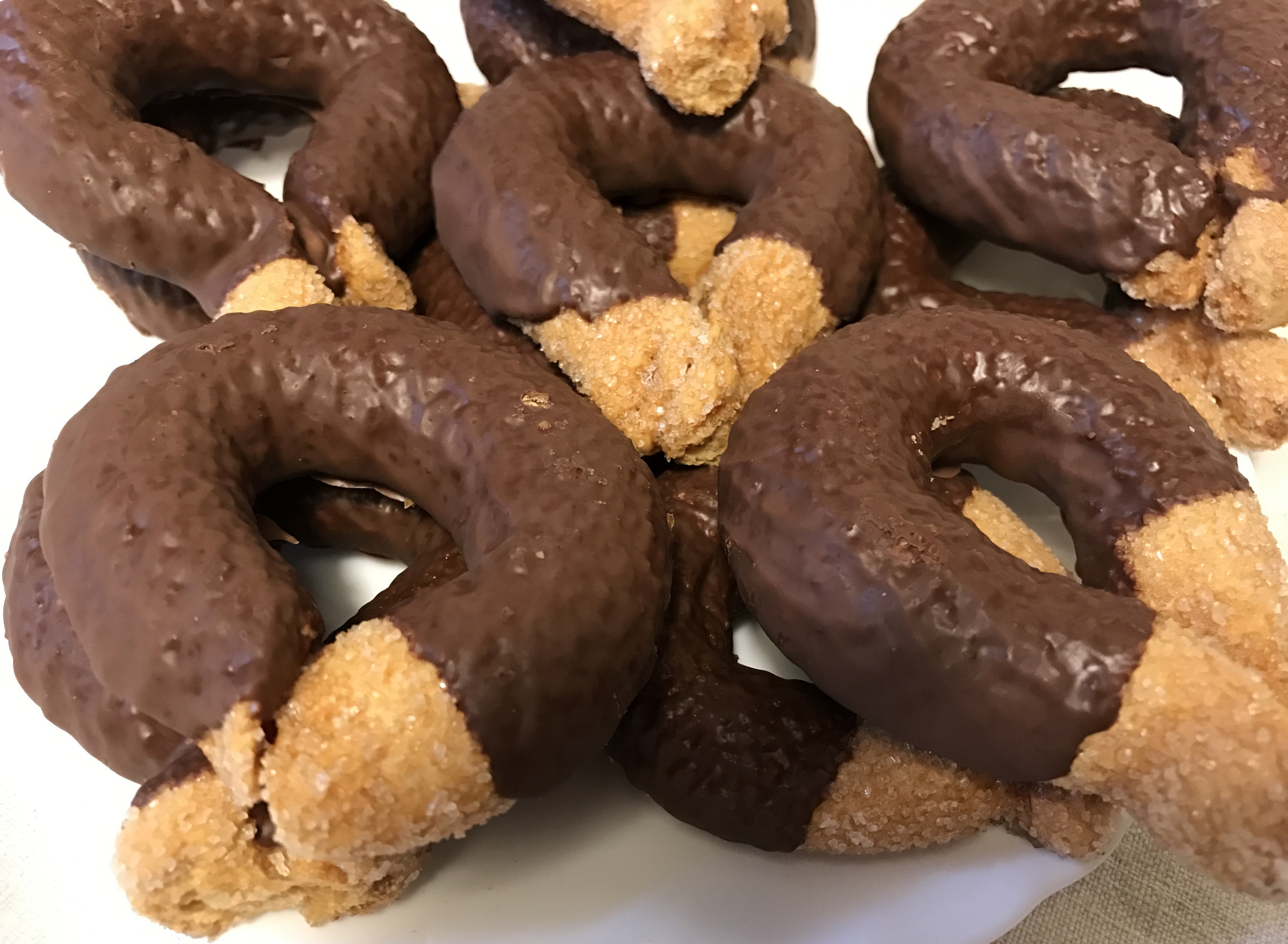 Torcetti al burro ricoperti al cioccolato