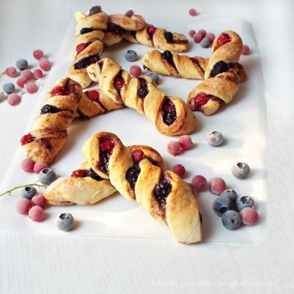 Torcetti con marmellata e frutti rossi