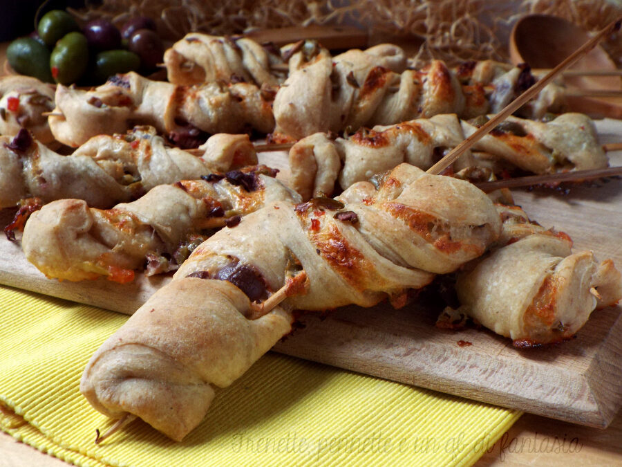 Torcetti di pizza farciti con olive e stracchino