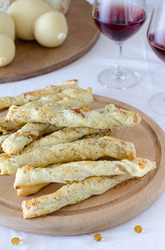 Torciglioni di pasta sfoglia con pesto e prosciutto velocissimi