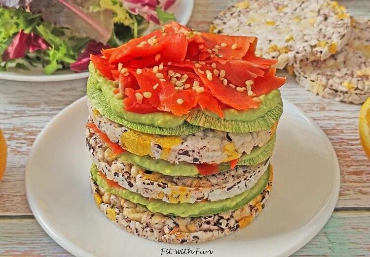 Torretta di gallette con avocado e salmone selvaggio affumicato