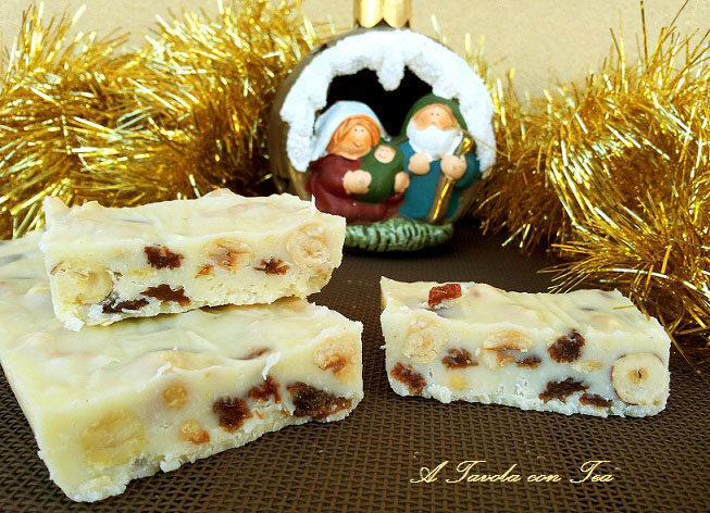 Torrone morbido di cioccolato bianco con nocciole ed uvetta