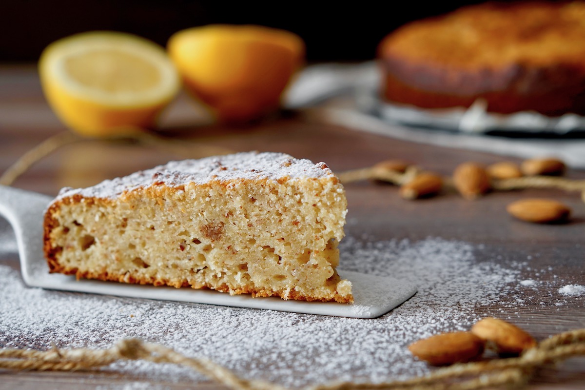 Torta 5 minuti al limone, mandorle e ricotta