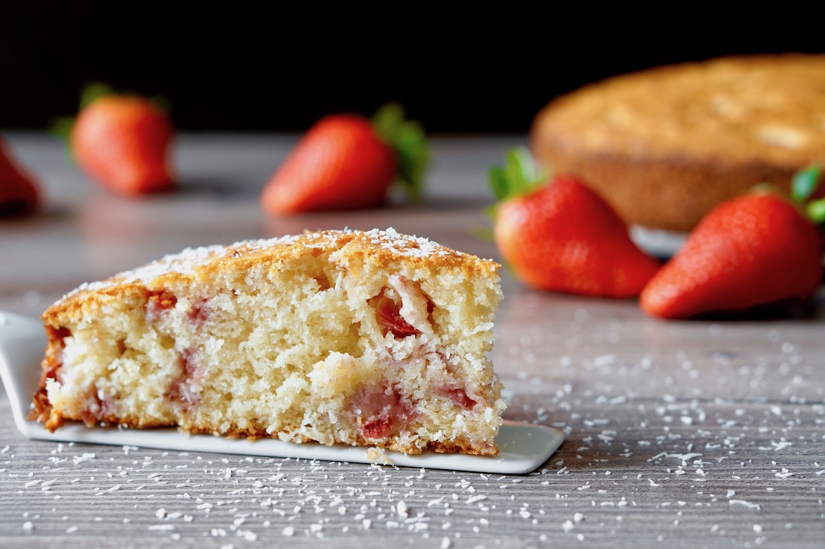 Torta 5 minuti alle fragole, cocco e mascarpone