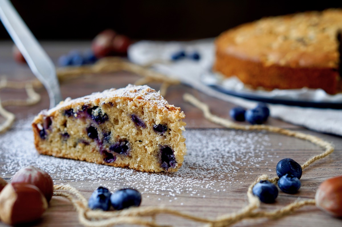 Torta 5 minuti alle nocciole e mirtilli