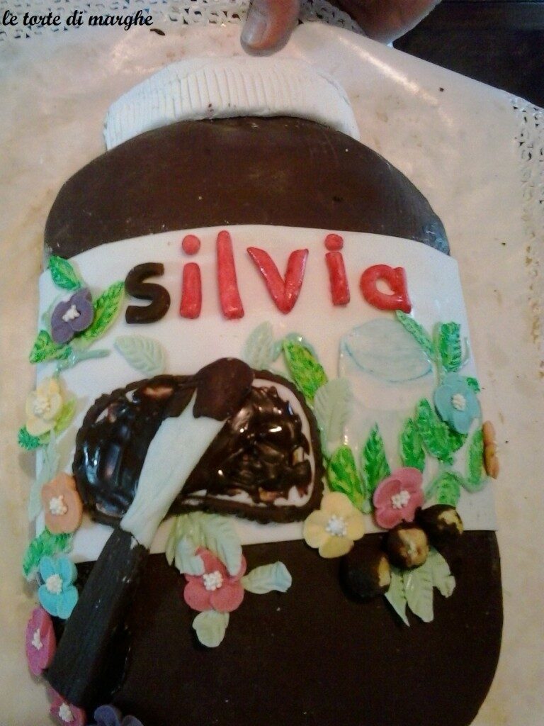 Torta a forma di barattolo di nutella