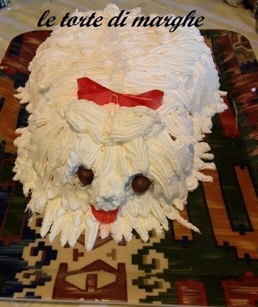 Torta a forma di cane shih tzu con panna