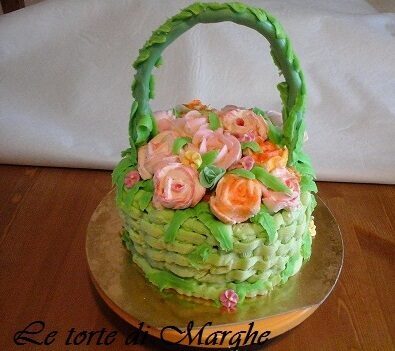 Torta a forma di cestino con roselline..