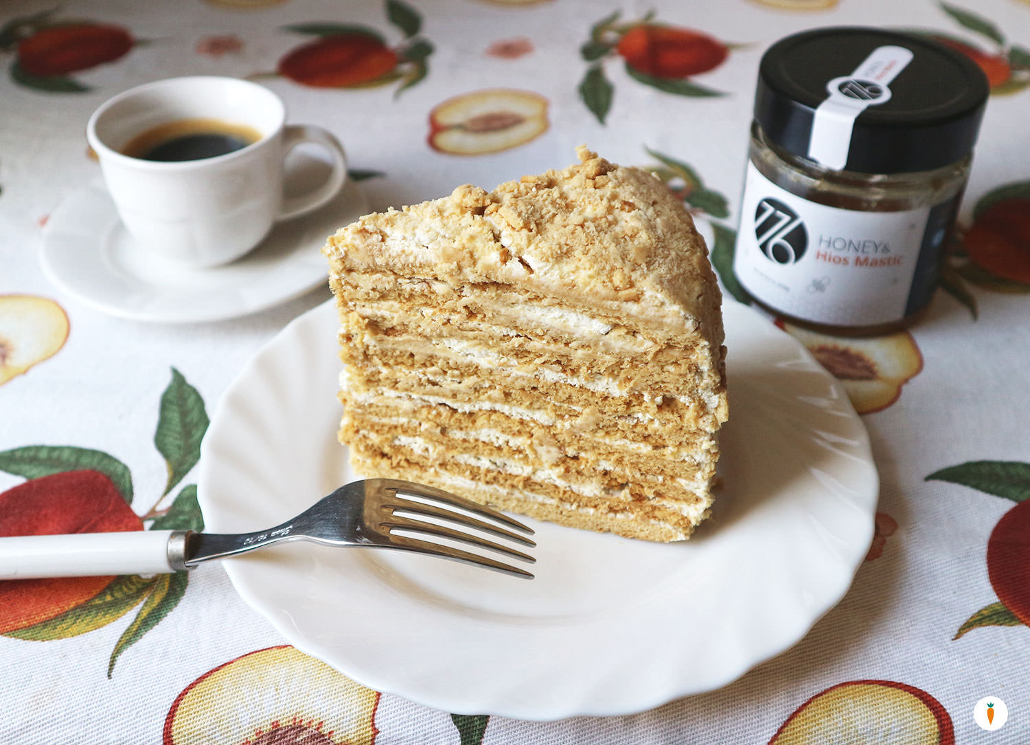 Torta a strati al miele con yogurt e panna