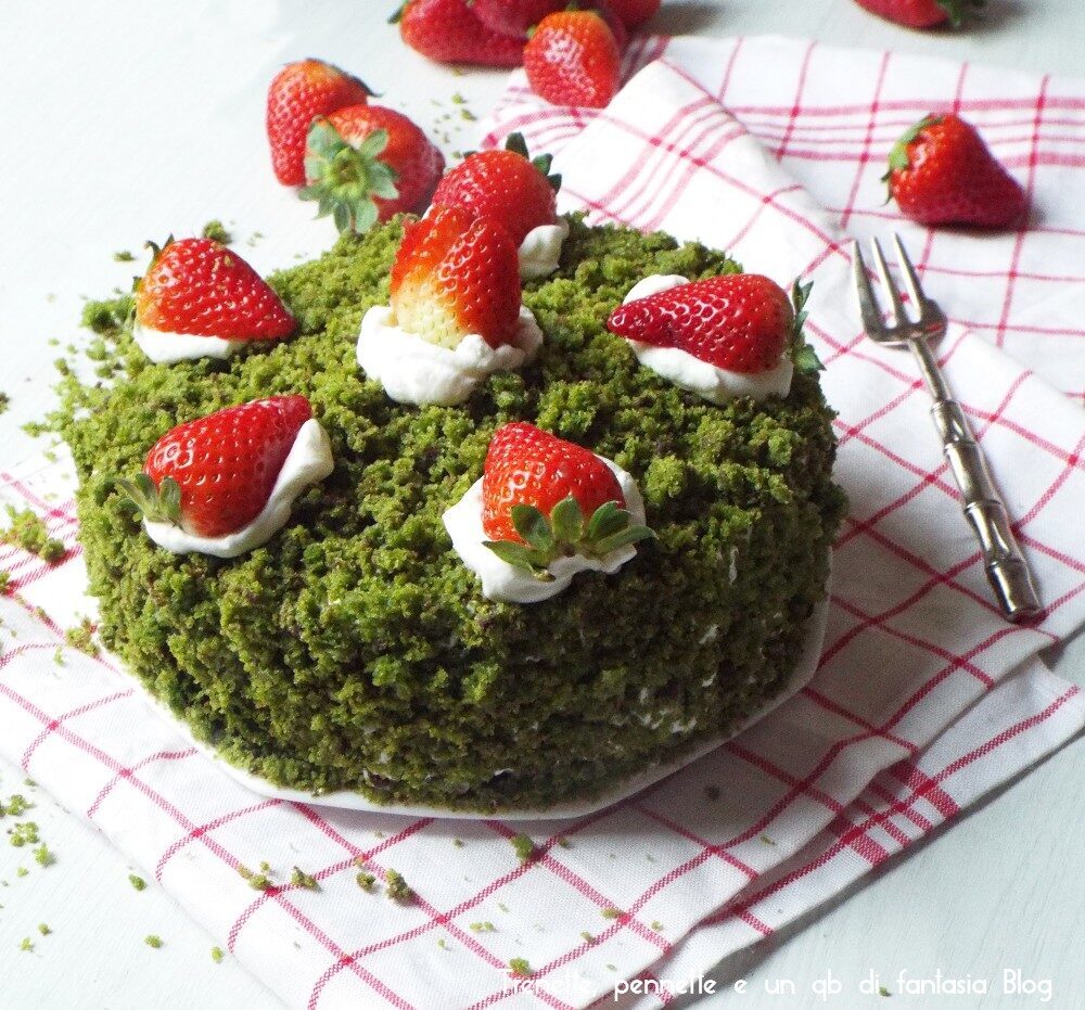 Torta agli spinaci con fragole e gocce di cioccolato