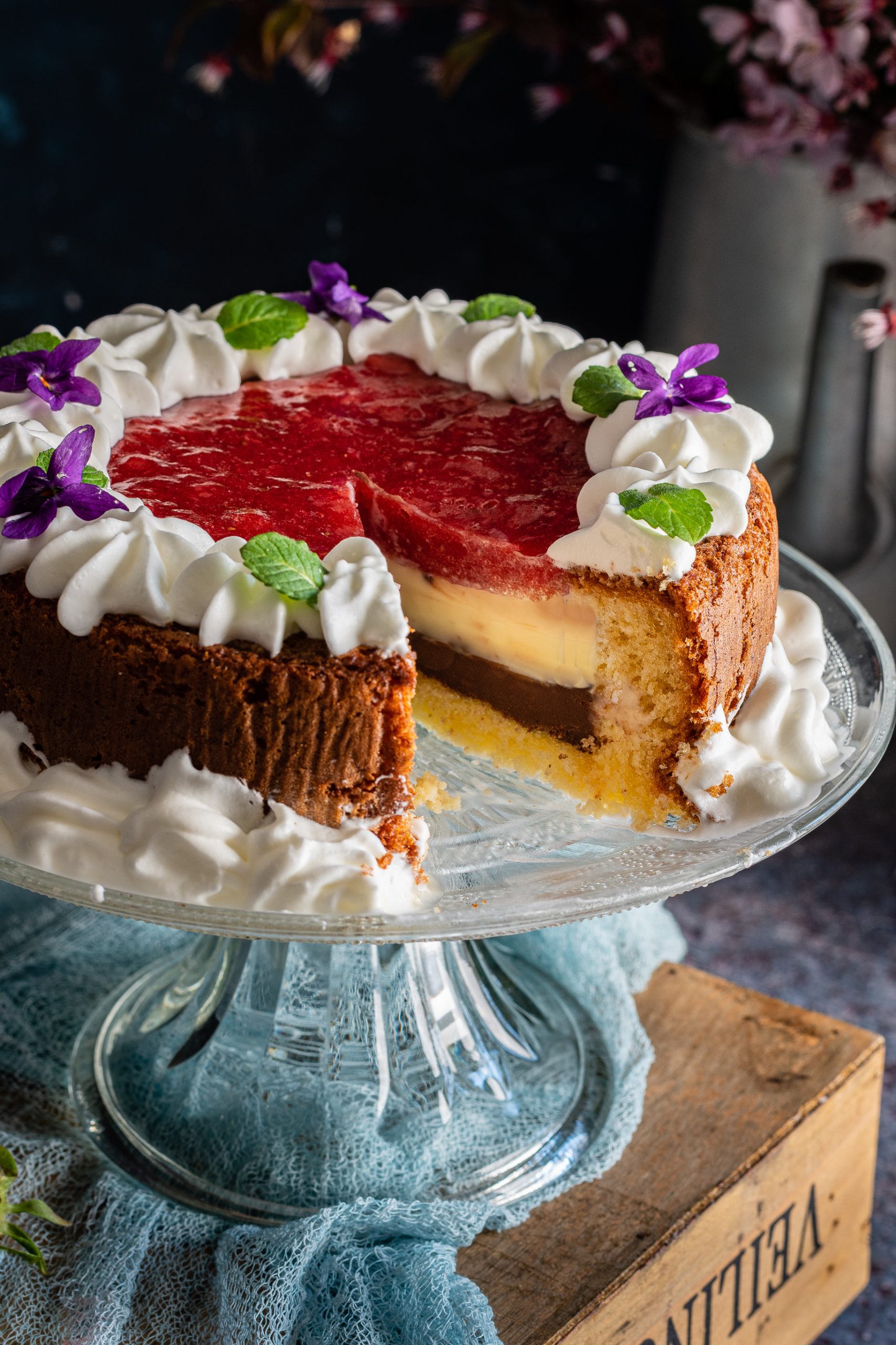 Torta ai due cioccolati con gelatina di fragole