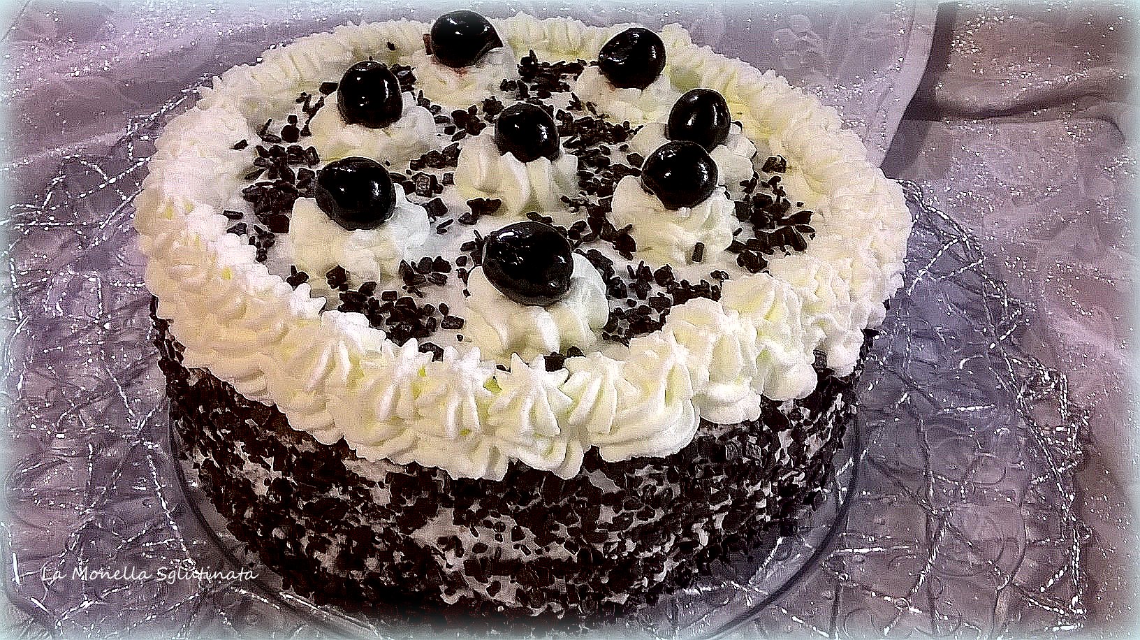 Torta al cacao con amarene e panna