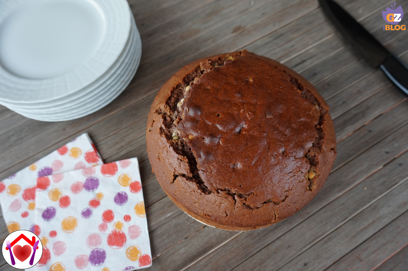 Torta al cacao con gocce di cioccolato bianco