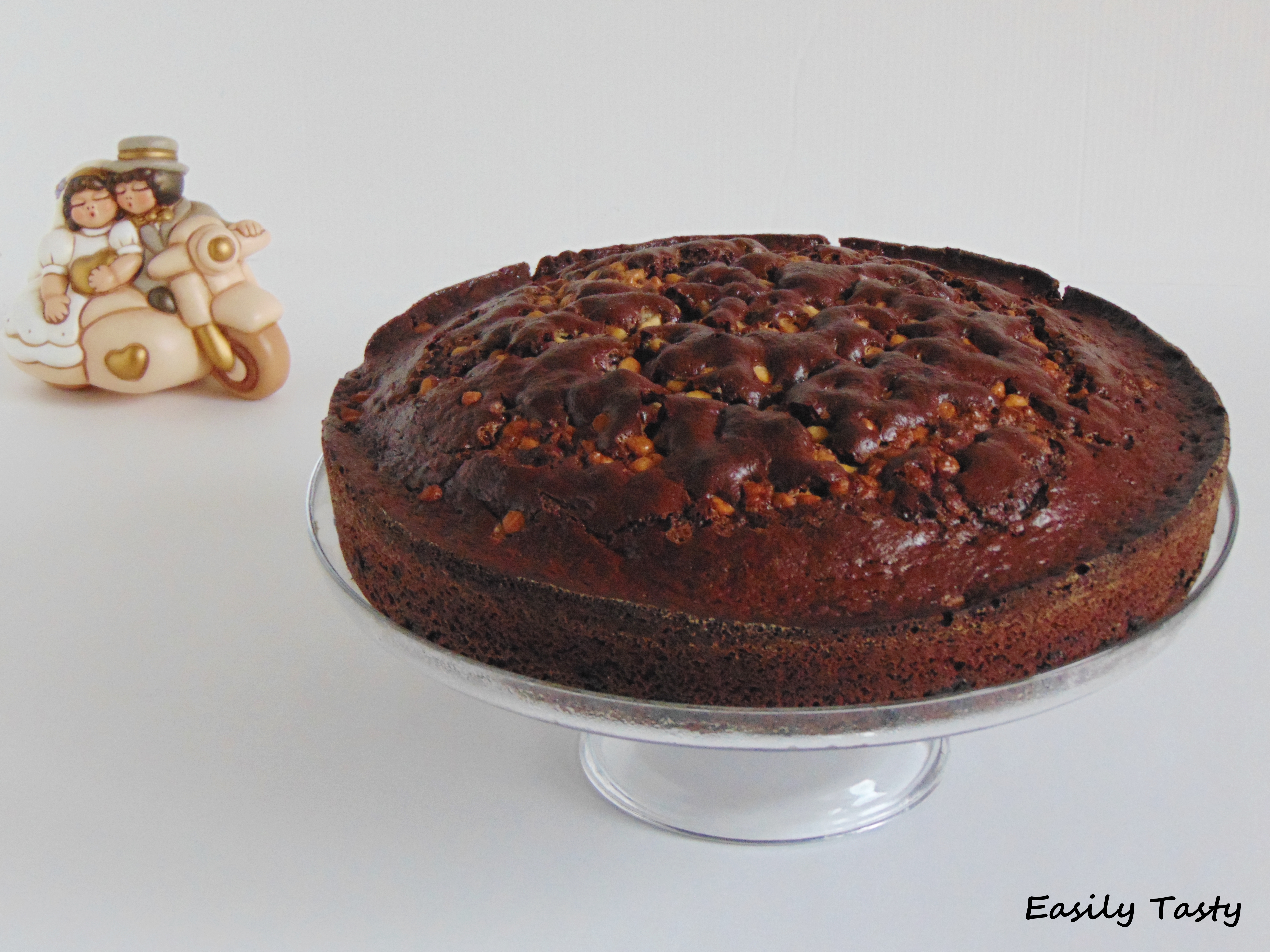 Torta al cacao con gocce di cioccolato bianco